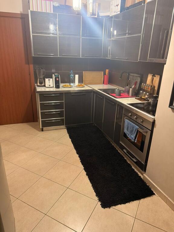 Shitet apartament 2+1 tek Restorant Fresku