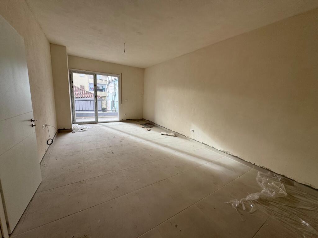 Shitet Apartament 2+1+2 Tek 5 maj