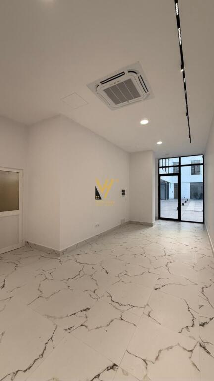 COMMERCIAL SPACE 38 M2 FOR RENT ON MINE PEZA STREET 900 EURO
