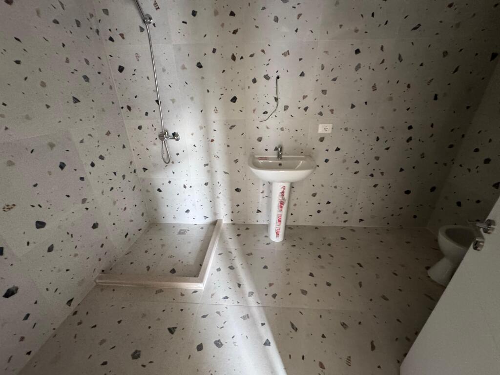 Shitet Apartament 2+1+2 Tek 5 maj