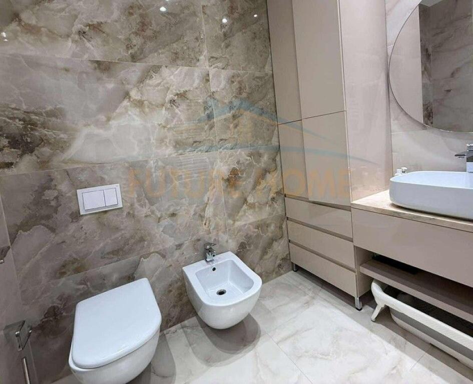 Shitet, Apartament 2+1+2, "Square 21", Rruga e Kavajes, Tiranë.