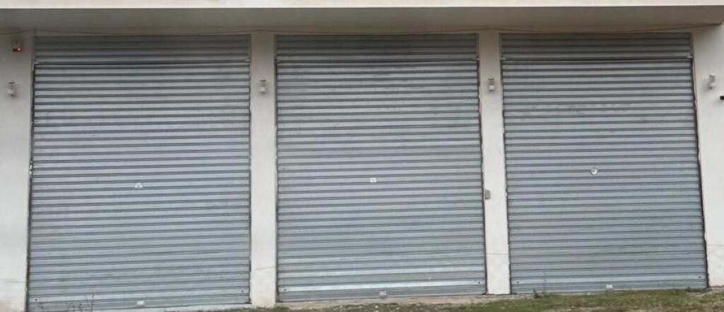 MAGAZINA ME QERA 135 M2 TEG 800 EURO