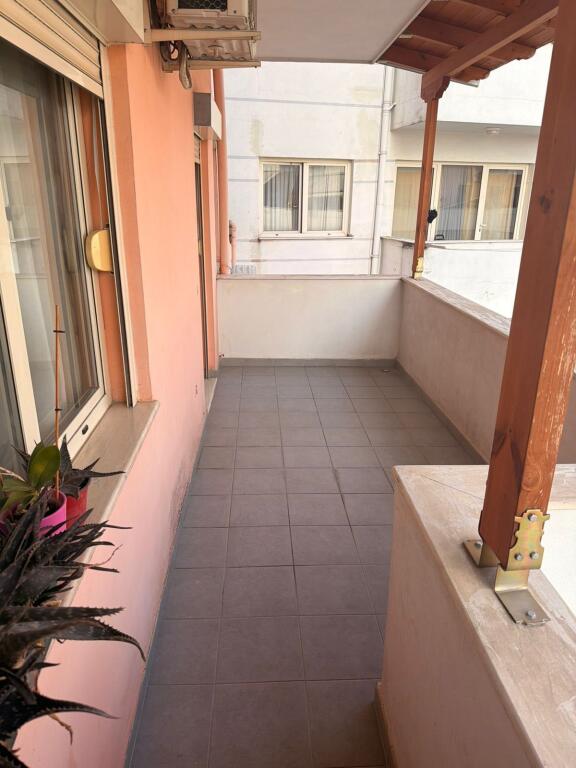 Shitet apartament 2+1 tek Restorant Fresku