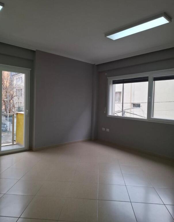 🏢  Zyrë me Qira – Rr. Jeronim De Rada