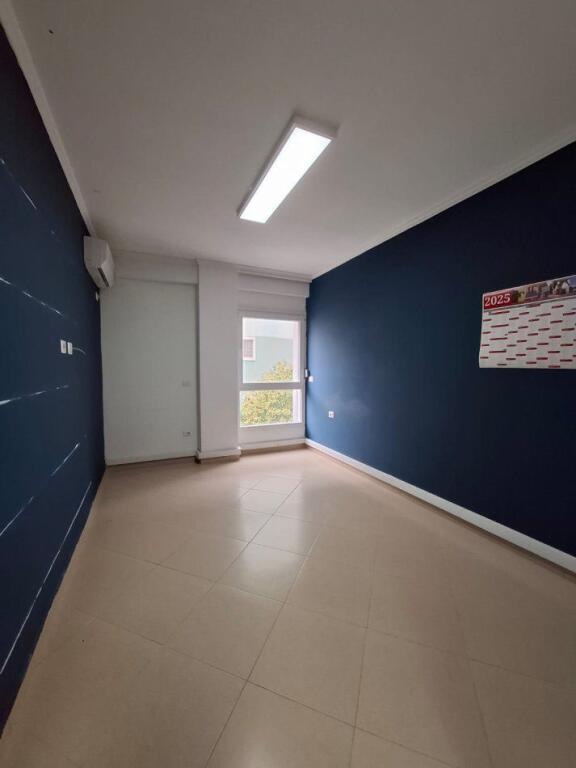 🏢  Zyrë me Qira – Rr. Jeronim De Rada