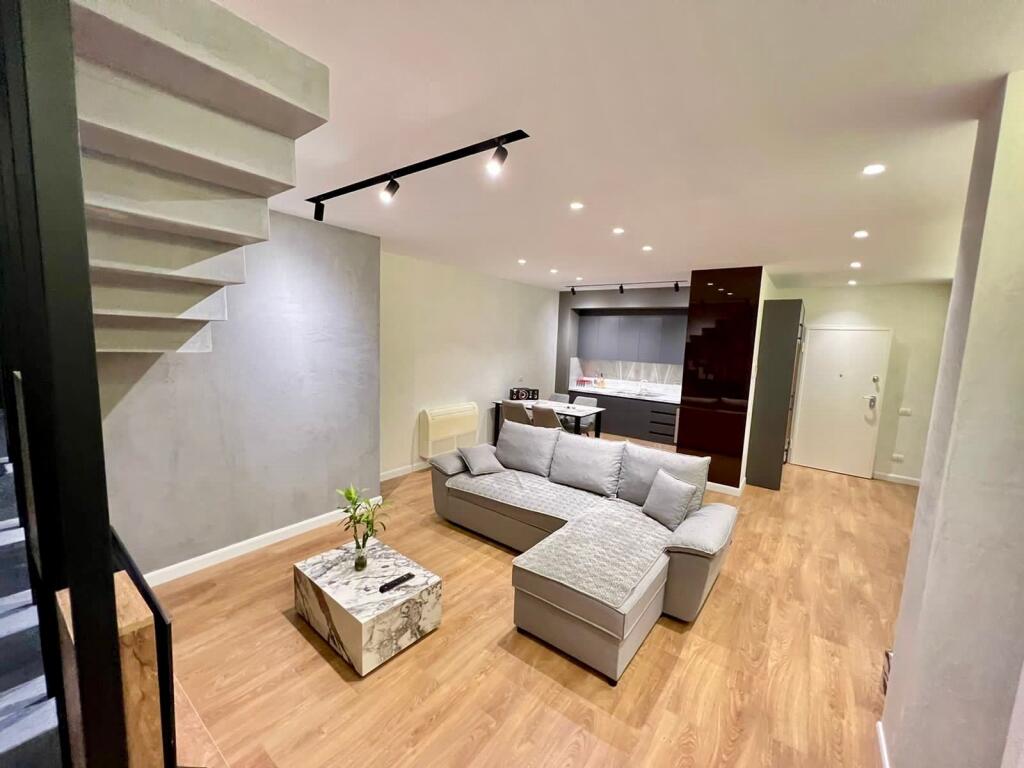📣 SUPER DUPLEX IN AFFITTO 👉 Tipologia 2+1+2 📍Vicino al Centro 🛣️ Via "Barrikadave" ✨