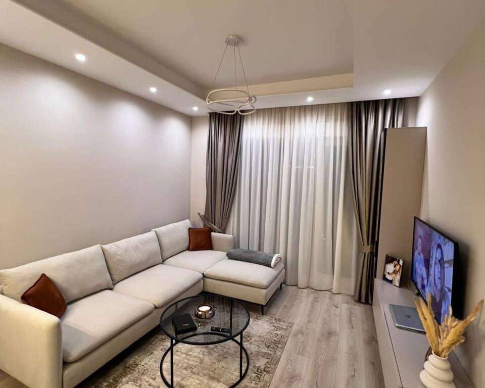 APARTAMENT ME QERA 2+1 21 DHJETORI 80.000 LEKE