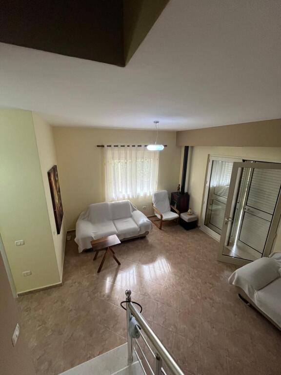 Apartment 3+1 with yard for sale at Gjiri i Lalezit