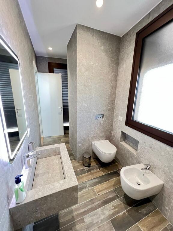 📣 SUPER DUPLEX IN AFFITTO 👉 Tipologia 2+1+2 📍Vicino al Centro 🛣️ Via "Barrikadave" ✨