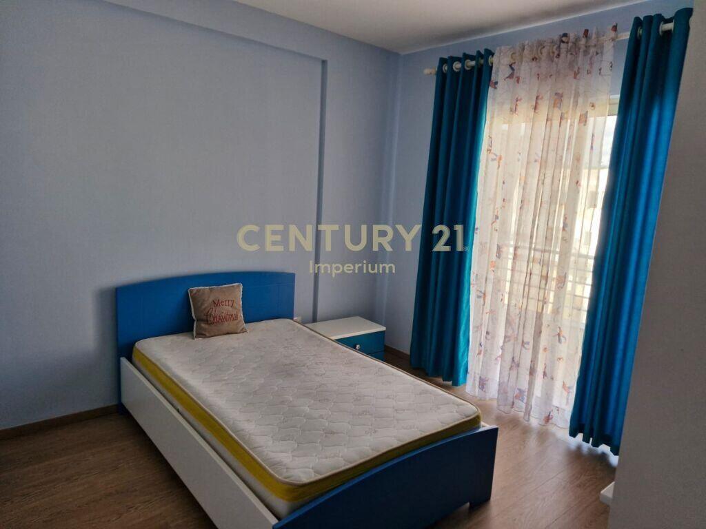 Shitet Apartament 3+1 i Arreduar – Yzberisht, Tiranë