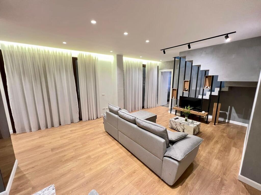 📣 SUPER DUPLEX IN AFFITTO 👉 Tipologia 2+1+2 📍Vicino al Centro 🛣️ Via "Barrikadave" ✨
