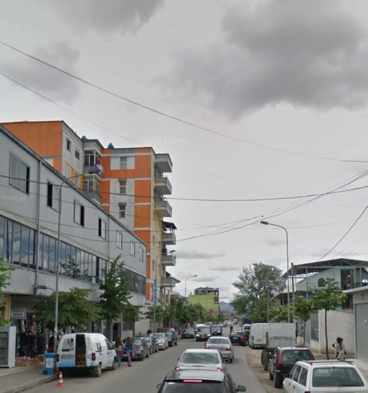 Vendesi commerciale di 497 m² in vendita a Kamez a prezzo d'occasione