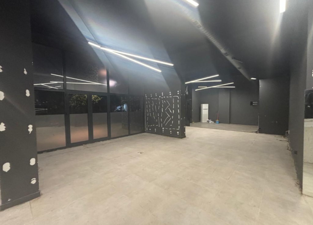🏢 Locale Commerciale in Affitto – Centro, Viale Zogu I