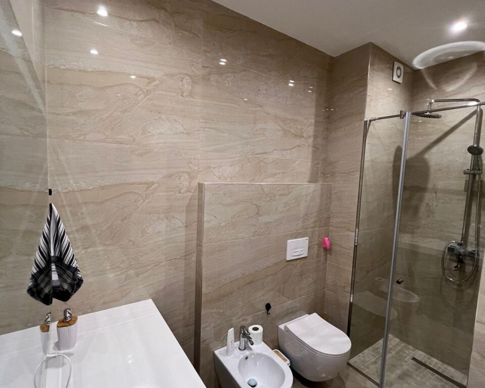 APARTAMENT ME QERA 2+1 21 DHJETORI 80.000 LEKE