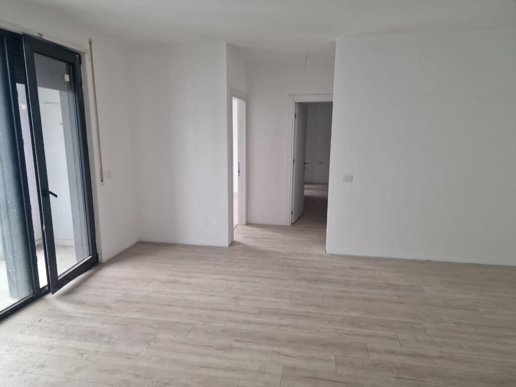 Apartment 3+1+2 bathrooms+parking space for sale in the "Akses Tirana" complex nearby