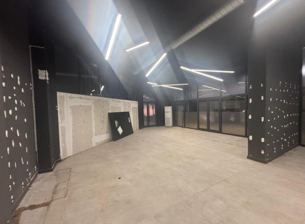 🏢 Locale Commerciale in Affitto – Centro, Viale Zogu I