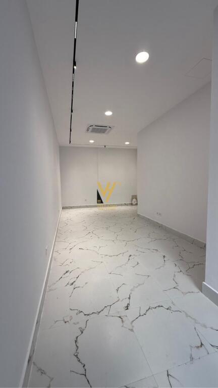 COMMERCIAL SPACE 38 M2 FOR RENT ON MINE PEZA STREET 900 EURO