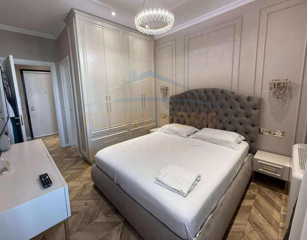 Shitet, Apartament 2+1+2, "Square 21", Rruga e Kavajes, Tiranë.