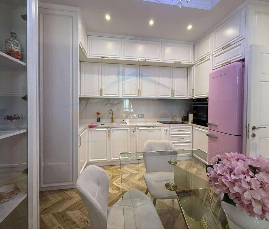 Shitet, Apartament 2+1+2, "Square 21", Rruga e Kavajes, Tiranë.