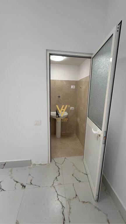 COMMERCIAL SPACE 38 M2 FOR RENT ON MINE PEZA STREET 900 EURO