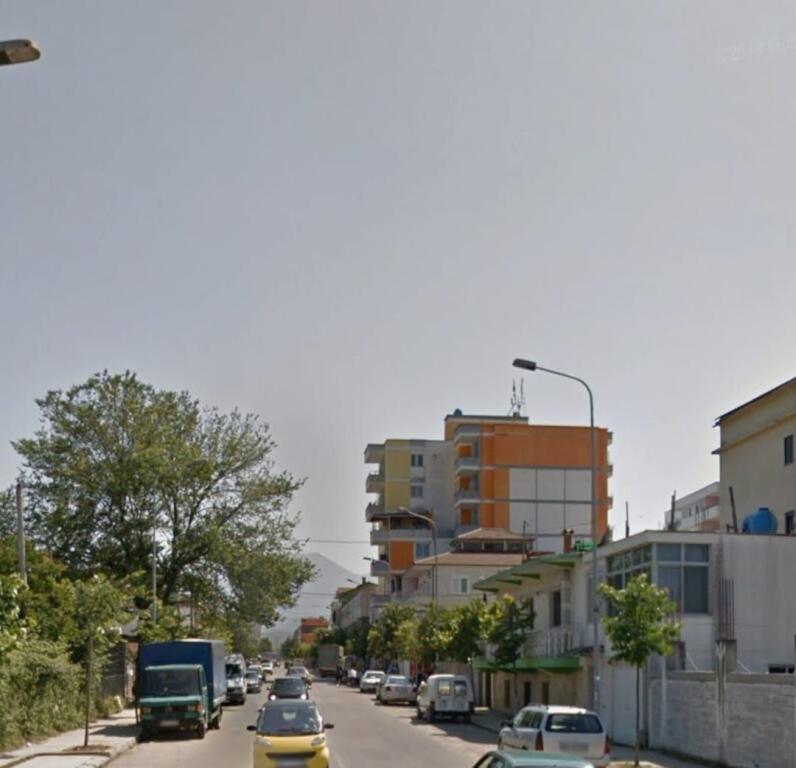 Vendesi commerciale di 497 m² in vendita a Kamez a prezzo d'occasione