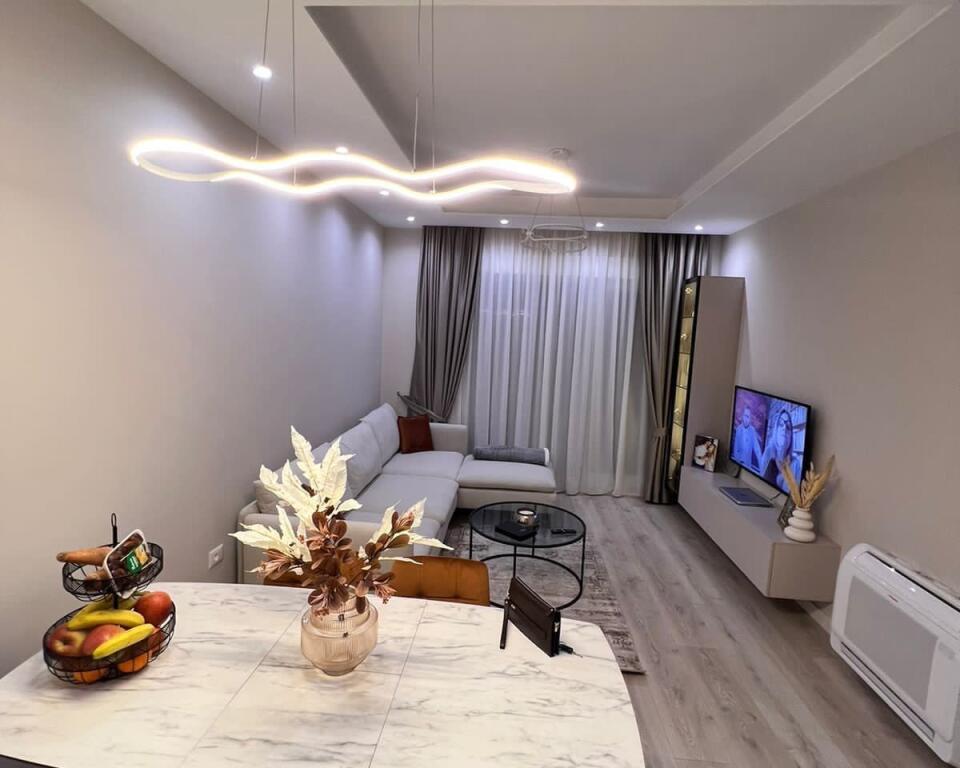 APARTAMENT ME QERA 2+1 21 DHJETORI 80.000 LEKE