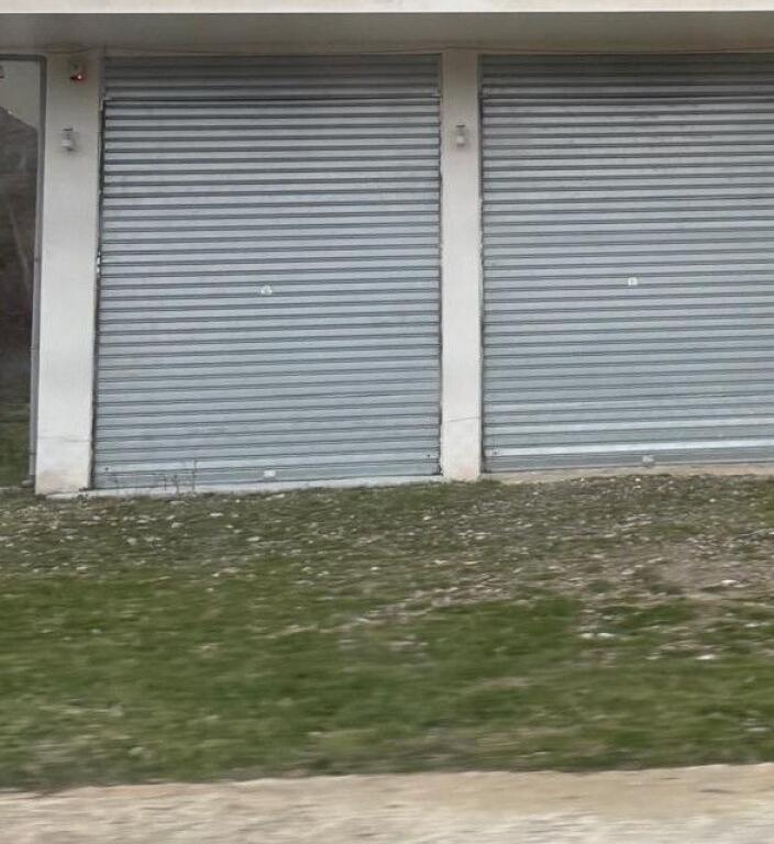 MAGAZINA ME QERA 135 M2 TEG 800 EURO