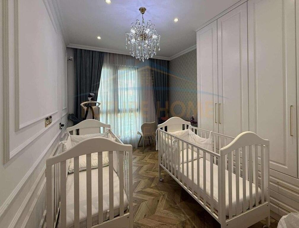 Shitet, Apartament 2+1+2, "Square 21", Rruga e Kavajes, Tiranë.