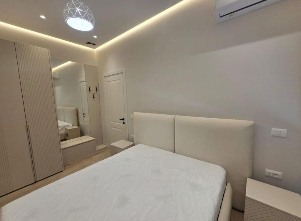🏡 Appartamento 1+1 in affitto 📍 Centro, Tirana – vicino al palazzo di 9 piani