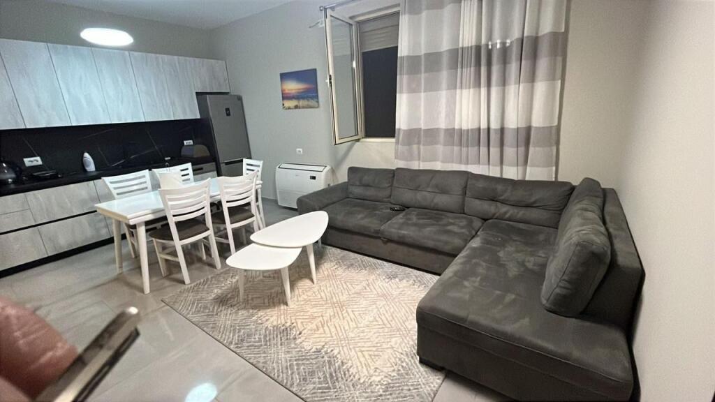 Jepet me qira shtëpi private në Tiranë, zona “Te Pamja”.