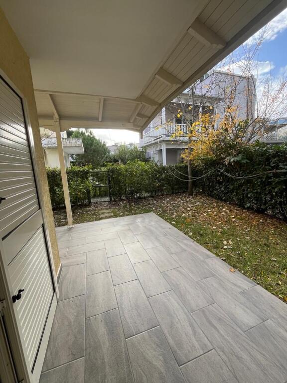 Apartment 3+1 with yard for sale at Gjiri i Lalezit