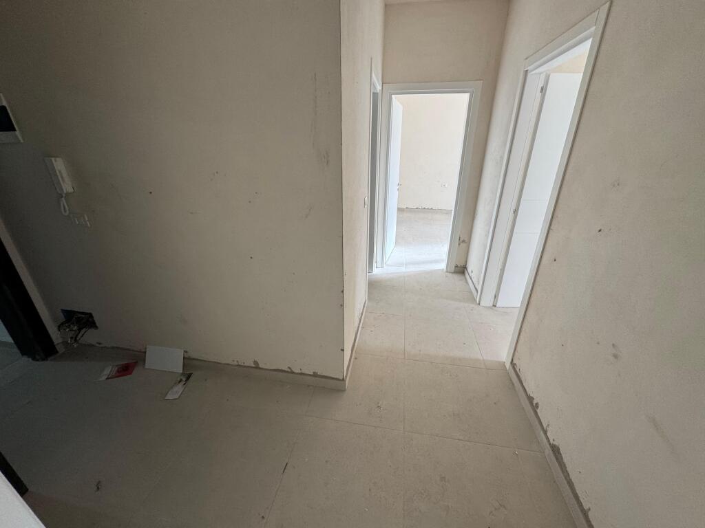 Shitet Apartament 2+1+2 Tek 5 maj