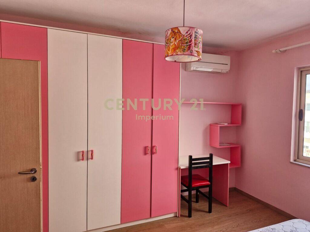 Shitet Apartament 3+1 i Arreduar – Yzberisht, Tiranë
