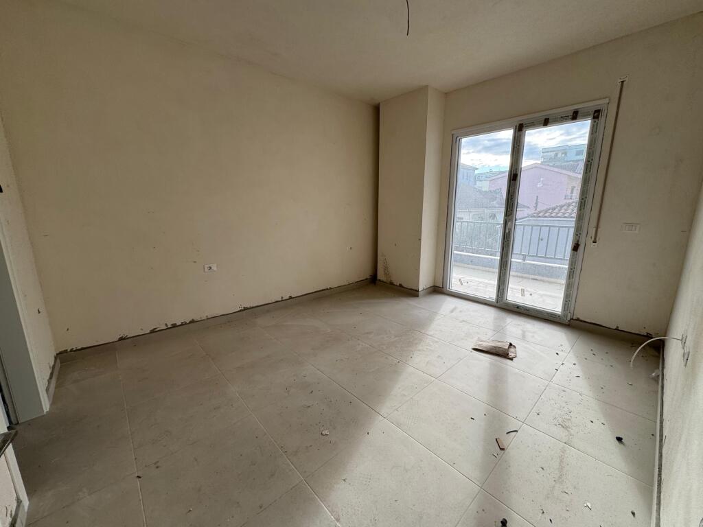 Shitet Apartament 2+1+2 Tek 5 maj