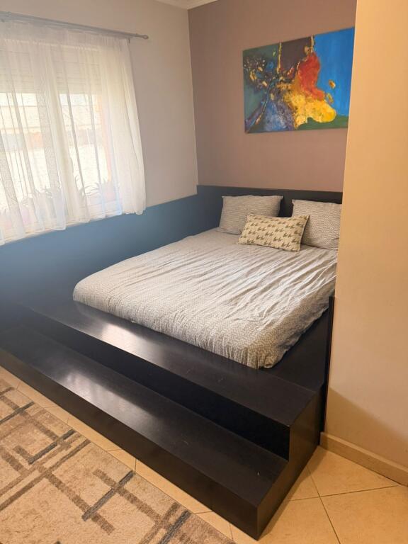 Shitet apartament 2+1 tek Restorant Fresku