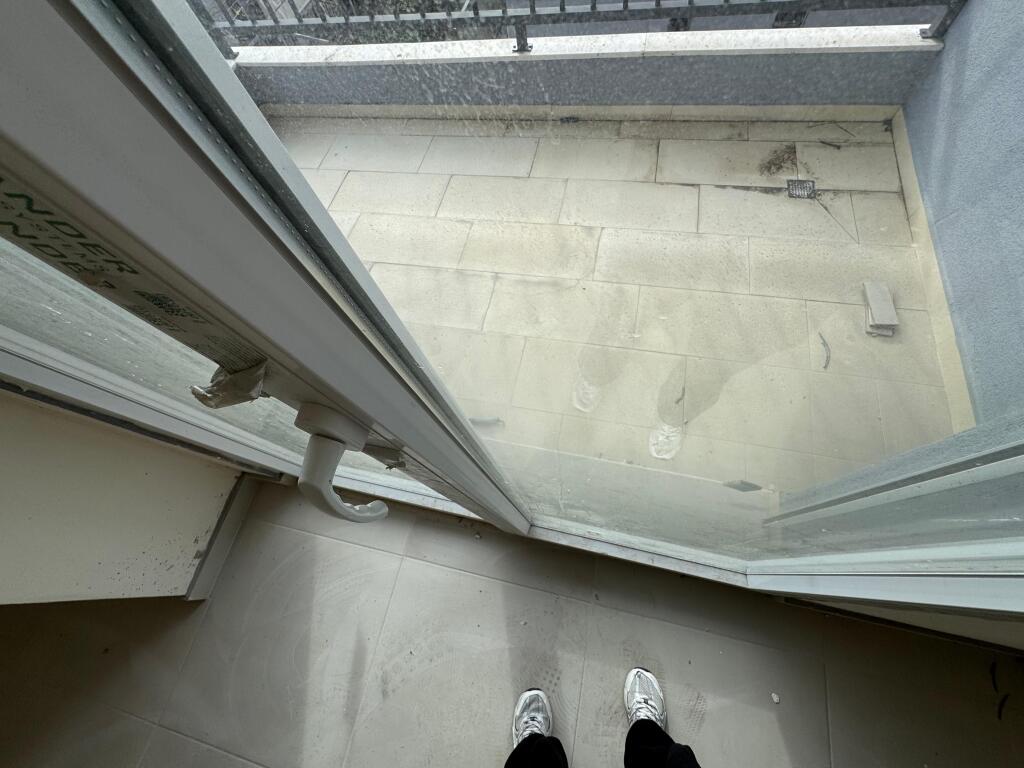 Shitet Apartament 2+1+2 Tek 5 maj