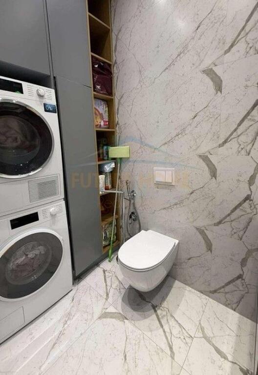 Shitet, Apartament 2+1+2, "Square 21", Rruga e Kavajes, Tiranë.