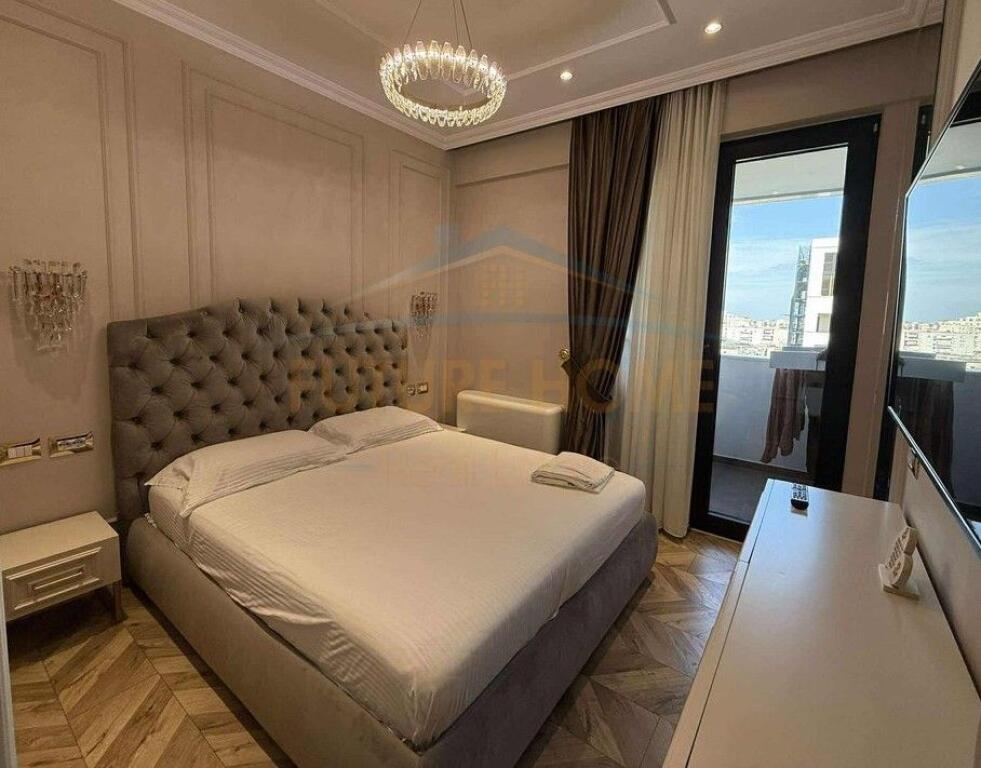 Shitet, Apartament 2+1+2, "Square 21", Rruga e Kavajes, Tiranë.