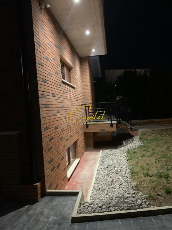 VILE LUKSOZE ME QIRA 560 M2 QENDRA TREGTARE TEG 4.500 EURO