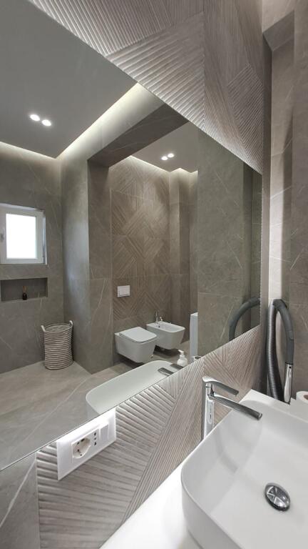 🏢 Apartament Modern 3+1+2 – pranë Kopshtit Botanik