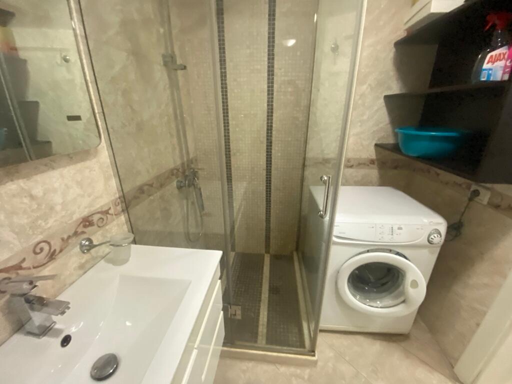 1+1 i mobiluar,liqeni i thate buze rruge,550  euro