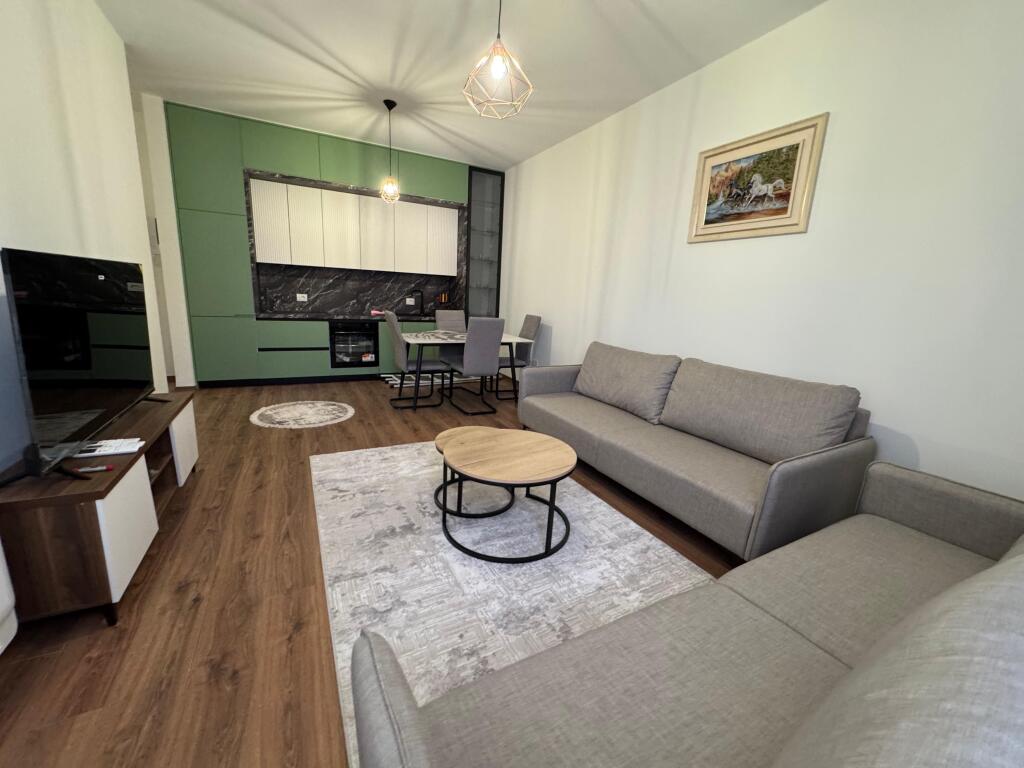 📢 Apartament me qira në Paskuqan  • 🏠 Tipi: 2+1  • 📍 Zona: Paskuqan  • 🏢 Kati: 5 (pallat i ri me ashensor)  • 💶 Çmimi: 550 € / muaj  ✅ Apartament i ri, në pallat modern me ashensor, i përshtatshëm për familje që kërkojnë komoditet dhe hapësirë.