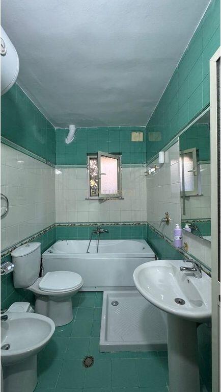 Jepet me qira apartament 2+1 me oborr dhe post parkimi – Rruga Fortuzi!