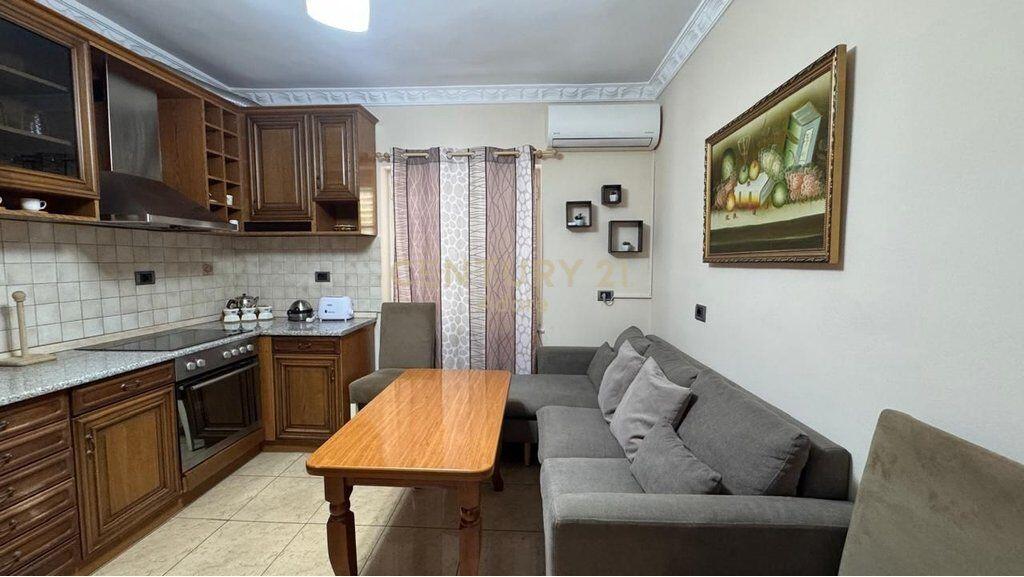Jepet me qira apartament 2+1 me oborr dhe post parkimi – Rruga Fortuzi!