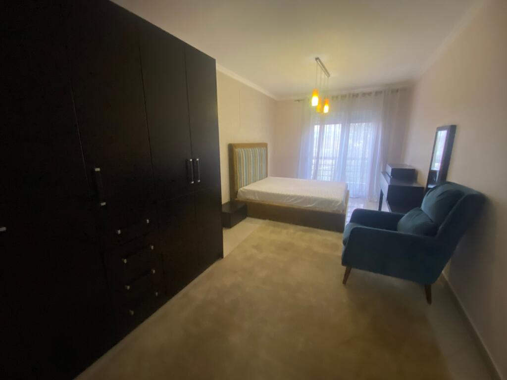 1+1 i mobiluar,liqeni i thate buze rruge,550  euro