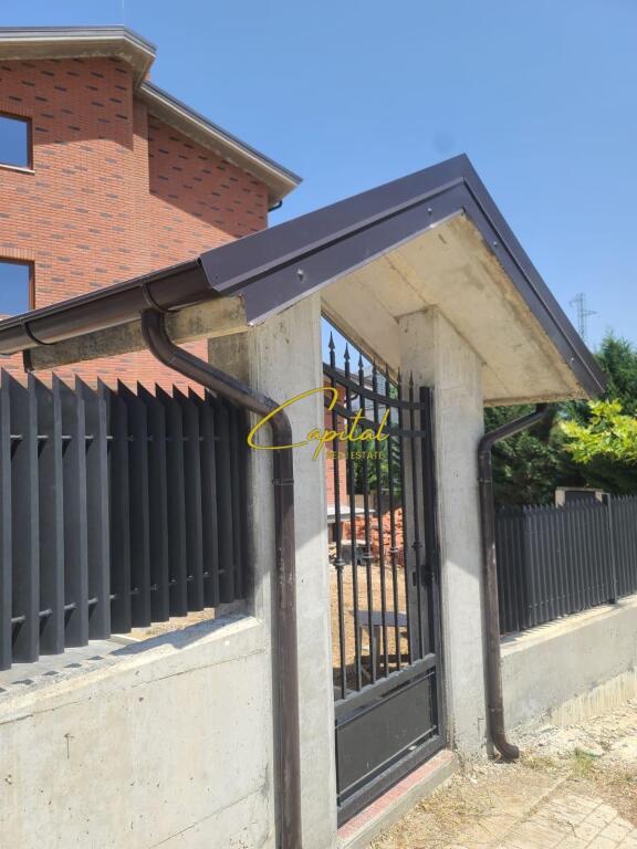 VILE LUKSOZE ME QIRA 560 M2 QENDRA TREGTARE TEG 4.500 EURO