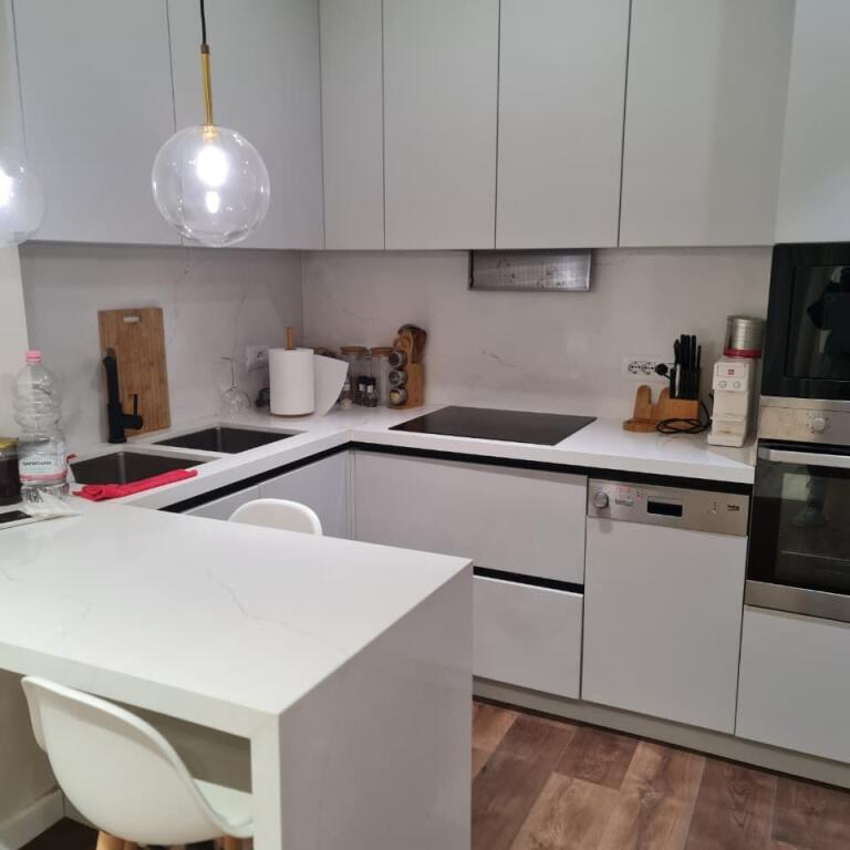 🏡 Jepet me Qira Apartament 1+1 – Pallatet Çabej, Yzberisht
