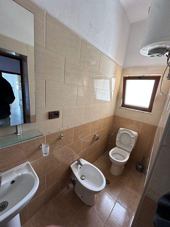 🏡 JEPET ME QERA Apartament ne Porcelan – KATI I DYTË I NJË VILE(50.000 leke) 500 € /Muaj