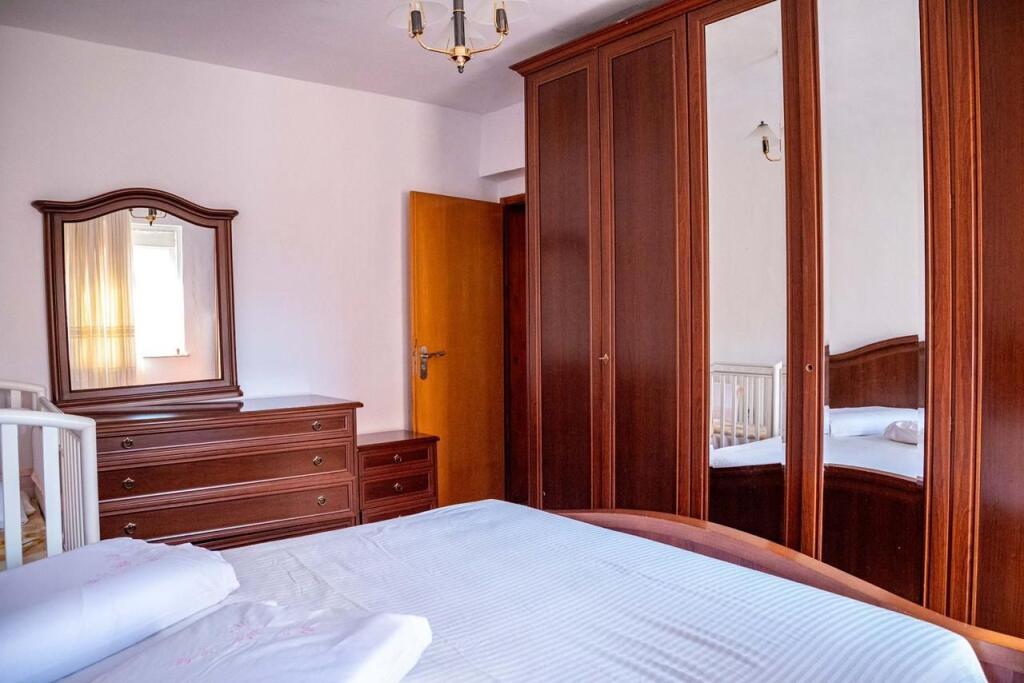 Jepet apartament 2+1 me qira ne zonen prane Pazarit te Ri dhe Ministrise se Jashtme