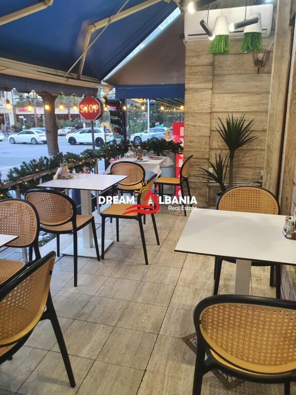 Shitet Biznesi Dyqan Peshku dhe Restorant ne Rrugen e Barrikadave ne Tirane (ID 4171418)